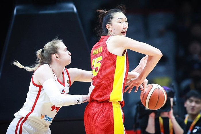 中国女篮世界杯预选赛胜捷克 中锋低迷后卫投篮
