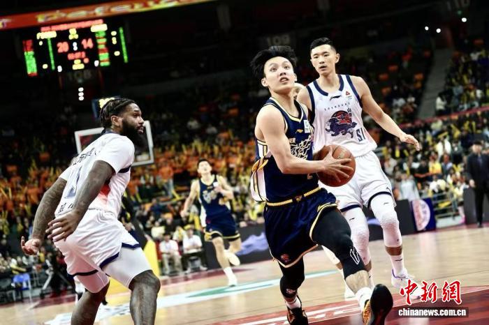 广东男篮力克山东豪取六连胜 萨姆纳砍24分助球