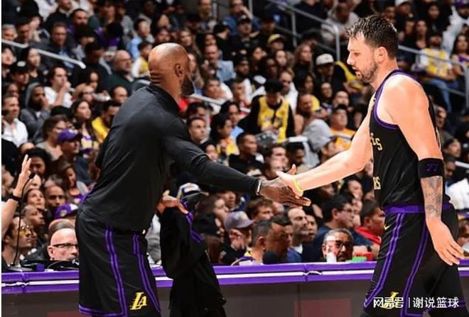 湖人双核爆发横扫森林狼 里夫斯状态回升助队重