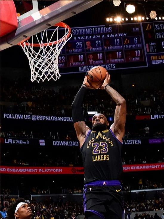 湖人逆风翻盘2-0领先火箭 斯玛特成决胜关键